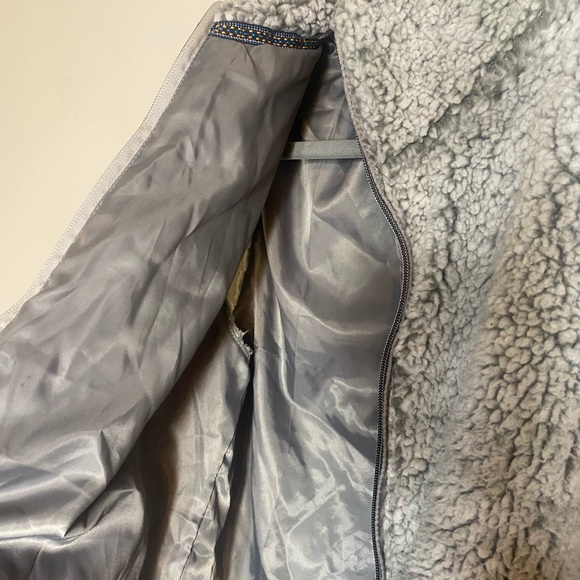 Fuzzy Zip-Up Vest - Picture 3 of 7